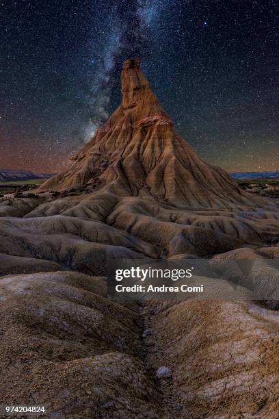 milky way over castildetierra, arguedas, bardenas reales natural park, navarre, spain - andrea comi stock-fotos und bilder