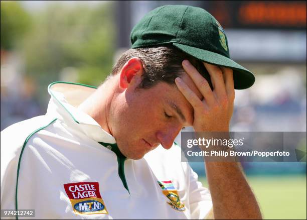 South Africa's captain Graeme Smith wipes his brow during the 3rd Test match between South Africa and England at Newlands, Cape Town, 3rd January...