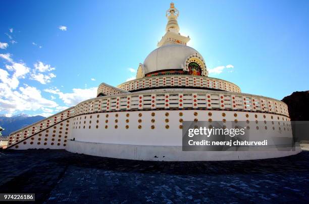 the stupa of peace - シャンティストゥーパ ストックフォトと画像