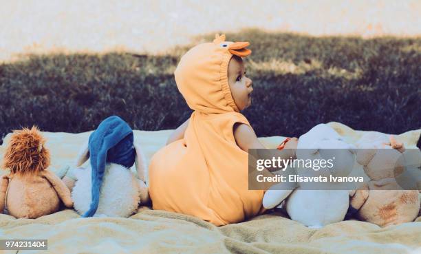 schattige baby en zijn opgezette dieren - cute bums stockfoto's en -beelden