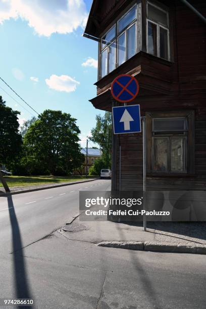 no stopping sign at street of pärnu, estonia - halteverbotsschild stock-fotos und bilder