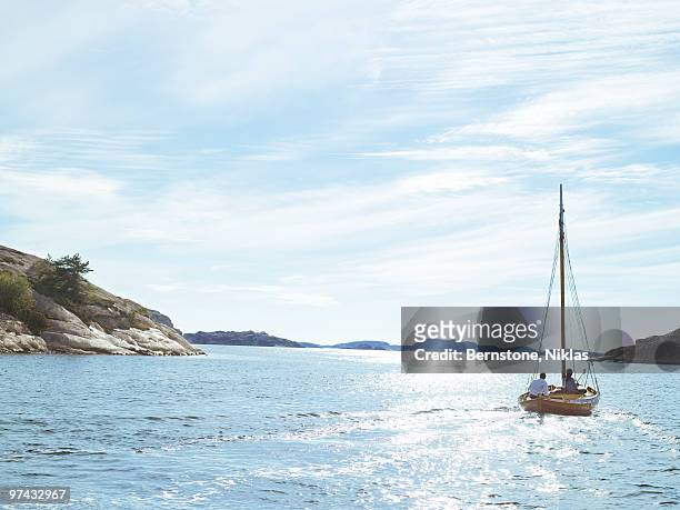 a couple in a sailing-boat, sweden. - sailingboat stock-fotos und bilder