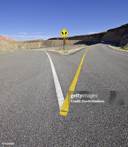 spotted wolf canyon view area of highway i-70. - encrucijada en el camino fotografías e imágenes de stock