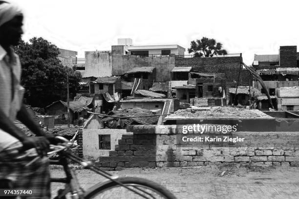 indien - man on bike - indien imagens e fotografias de stock