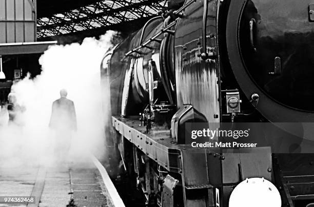 waiting - orient express stock pictures, royalty-free photos & images