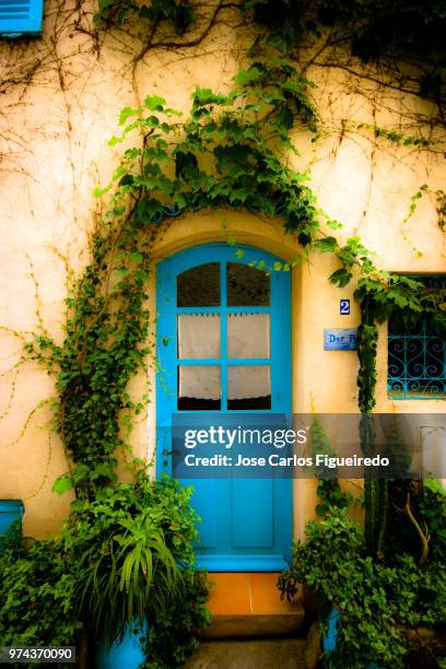 the blue door  - ramatuelle -fr. - ramatuelle stockfoto's en -beelden