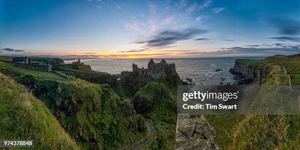 view of dunluce castle, portballintrae, county antrim, northern ireland - dunluce castle stockfoto's en -beelden