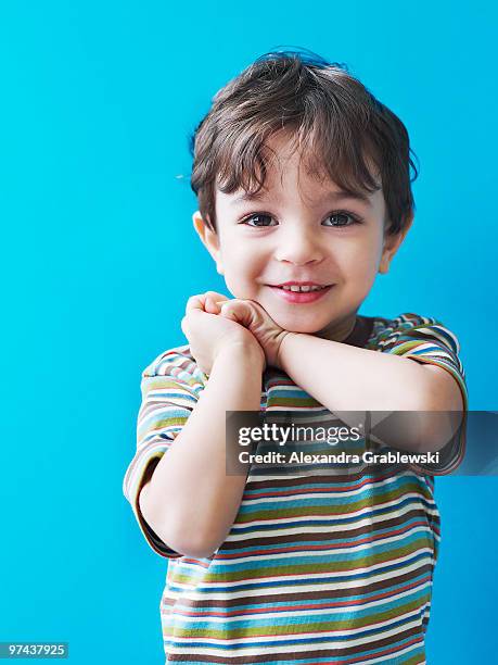 young boy looking pleased - 兩歲到三歲 個照片及圖片檔