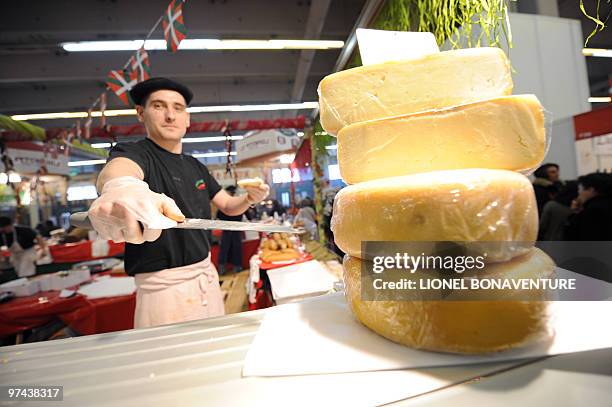 Un producteur de fromages offre ses produits à la dégustation le 02 mars 2010 à son stand, au salon de l'Agriculture à Paris. La France, pays du...