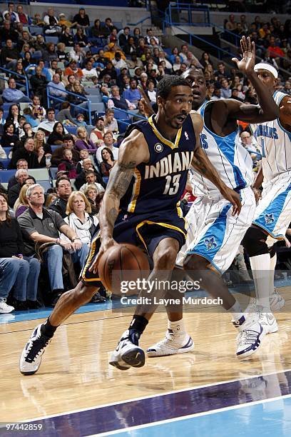 Luther Head of the Indiana Pacers drives to the basket against Darren Collison of the New Orleans Hornets during the game at New Orleans Arena on...