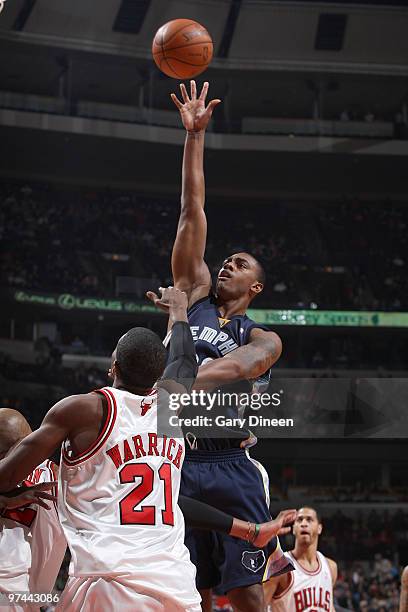 Darrell Arthur of the Memphis Grizzlies shoots a floater against Hakim Warrick of the Chicago Bulls on March 4, 2010 at the United Center in Chicago,...