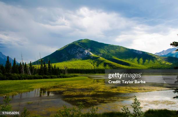 banff lakes - barba stock pictures, royalty-free photos & images