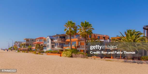 mission bay beach possède sur le sable à san diego, california(p) - mission bay san diego photos et images de collection