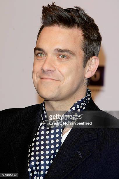 Singer Robbie Williams arrives at the Echo Award 2010 at Messe Berlin on March 4, 2010 in Berlin, Germany.