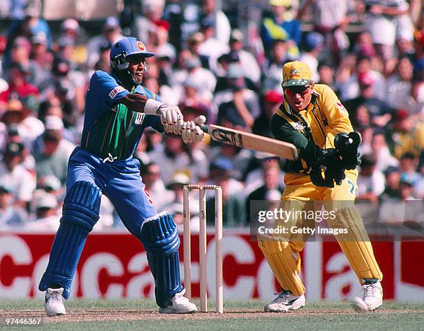 Hashan Tillakaratne of Sri Lanka bats as Ian Healy of Australia keeps wicket during a one day international match between Sri Lanka and Australia.