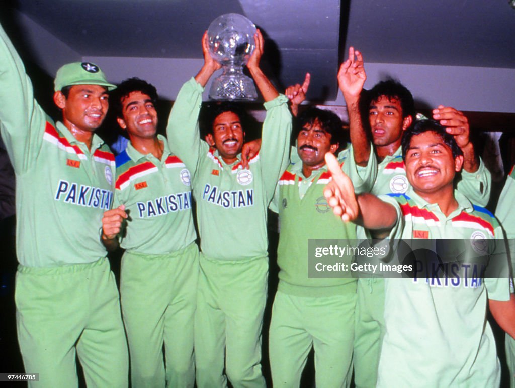 Pakistan Palayers Pakistan players celebrate with the trophy after winning the Cricket ...