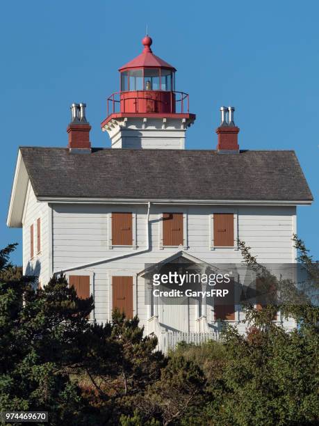 yaquina bay lighthouse front view shutters newport oregon - red beacon stock pictures, royalty-free photos & images