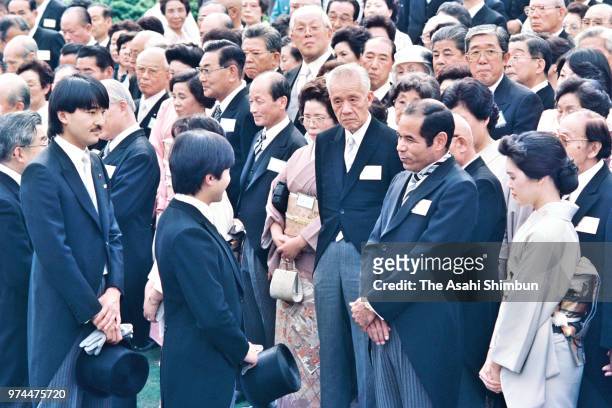 Prince Naruhito talks with former baseball player Sachio Kinugasa during the spring garden party at the Akasaka Imperial Garden on May 19, 1988 in...