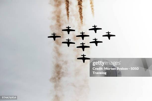 dropping snowbirds - canadian forces snowbirds stock-fotos und bilder