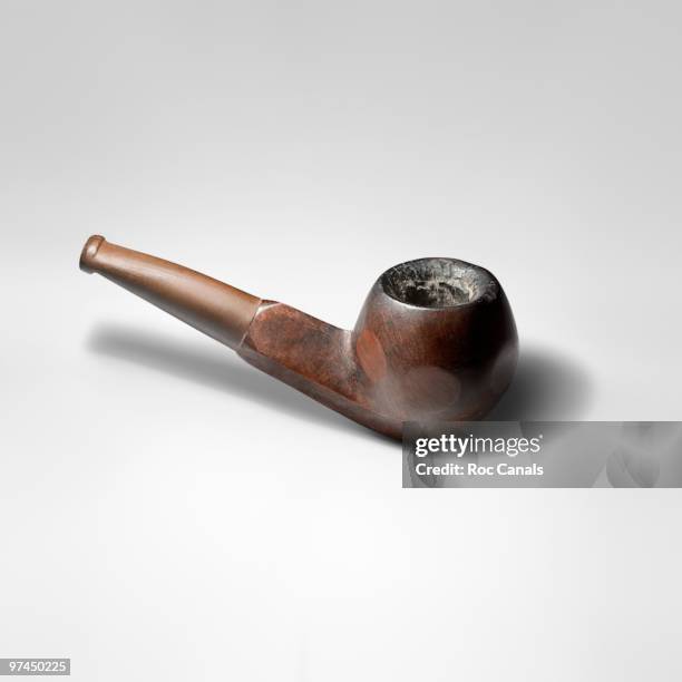 close up of smoking pipe - pipa prodotto a base di tabacco foto e immagini stock