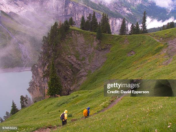 hikers oeschinensee, swiss 5700 - lac-oeschinensee photos et images de collection