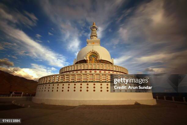 shanti stupa - シャンティストゥーパ ストックフォトと画像
