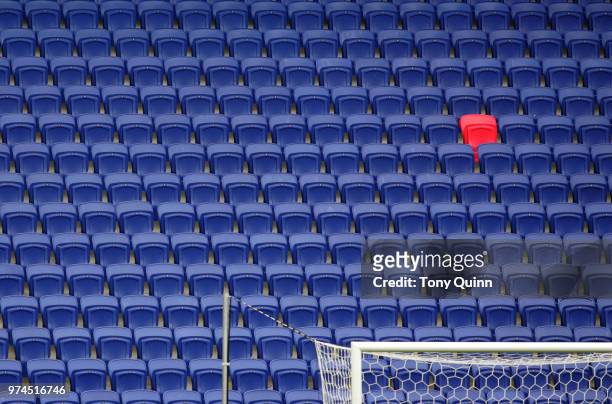 red seat - empty stadium stock-fotos und bilder