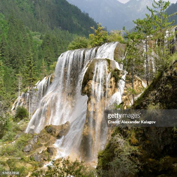 waterfall in jiuzhaigou national park, sichuan province, china - jiuzhaigou imagens e fotografias de stock