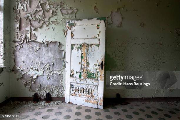 paint peeling off door in woman sanatorium ruin, beelitz, potsdam-mittelmark, brandenburg, germany - peeling off bildbanksfoton och bilder