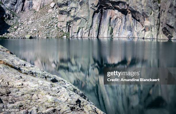reflet sur le lac de capitello - reflet stock-fotos und bilder
