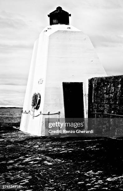 burghead lighthouse - scotland - renzo gherardi 個照片及圖片檔