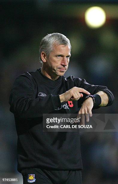 West Ham Football Club manager Alan Pardew points to his watch during a match against Blackburn at West Ham, in London, 29 October 2006. Struggling...