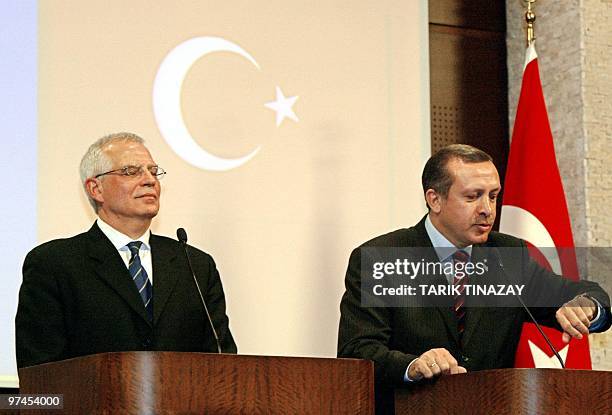 European Parliament president Josep Borrell and Turkish Prime Minister Recep Tayyip Erdogan give a press conference in Ankara 03 December 2004. The...