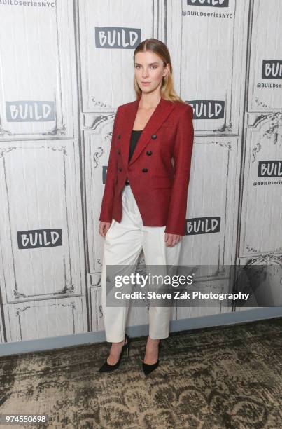 Actress Betty Gilpin visita Build Series to discuss "GLOW" at Build Studio on June 14, 2018 in New York City.