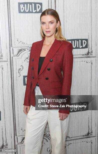 Actress Betty Gilpin visita Build Series to discuss "GLOW" at Build Studio on June 14, 2018 in New York City.