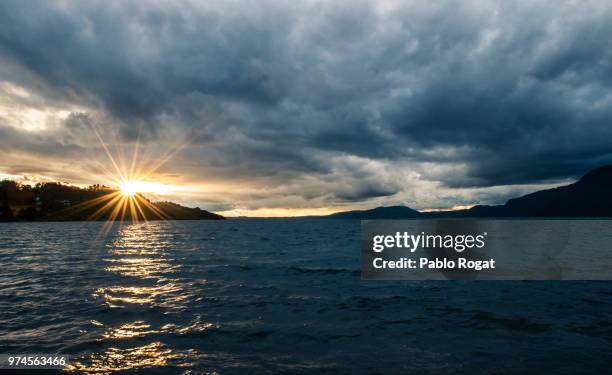 pucon sunset - pucon stockfoto's en -beelden