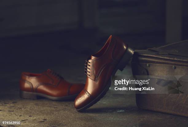 shoes - zapato de cuero fotografías e imágenes de stock