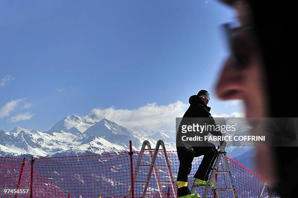 Team coaches are waiting on March 5, 2010 in Crans-Montana's slope "Nationale" as the scheduled World Cup alpine Women super-combined event has been...
