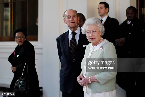 Britain's Queen Elizabeth II, center right, and Prince Philip, Duke of Edinburgh, center left, bid farewell to South Africa's President Jacob Zuma on...