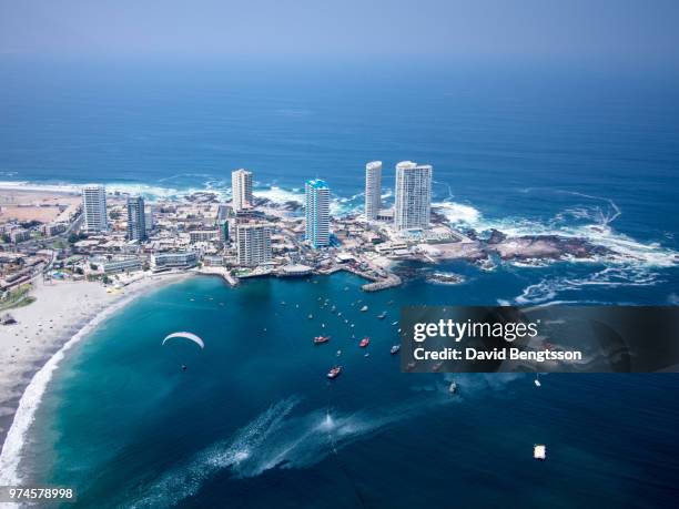 paragliding on cavancha beach, iquique, chile, iquique, tarapaca, chile - no película chilena de 2012 fotografías e imágenes de stock