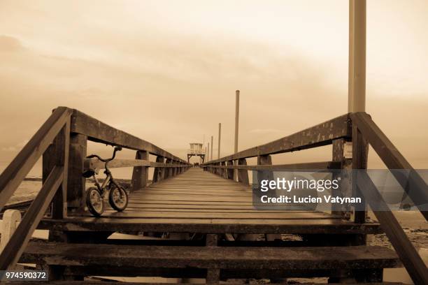 a bicyclette ... - bicyclette foto e immagini stock