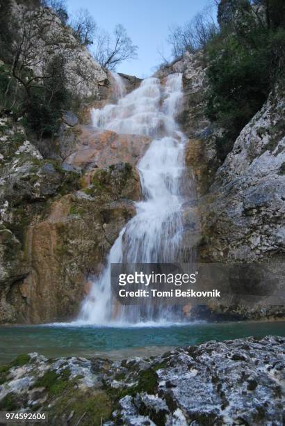 cingarela (argilla) waterfall - argilla stockfoto's en -beelden