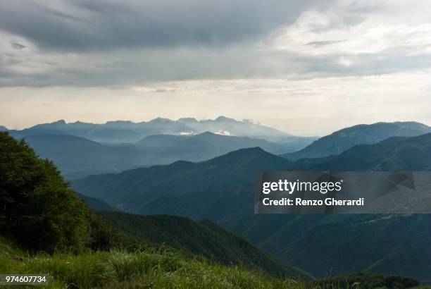 mountains under overcast sky, italy - renzo gherardi foto e immagini stock