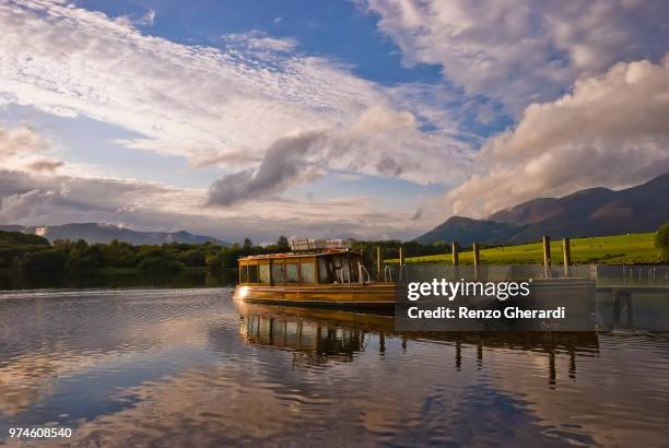boat on lake, keswick, england, uk - renzo gherardi foto e immagini stock