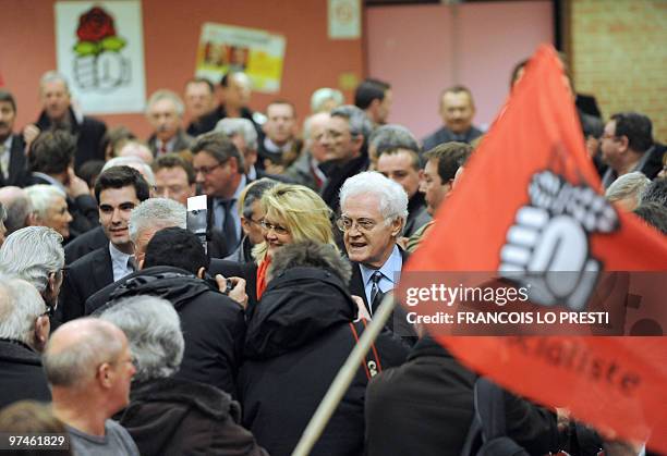 Ancien Premier ministre socialiste Lionel Jospin arrive, le 05 mars 2010 à la salle Jean Nohain de Lens, pour participer à un meeting de campagne de...