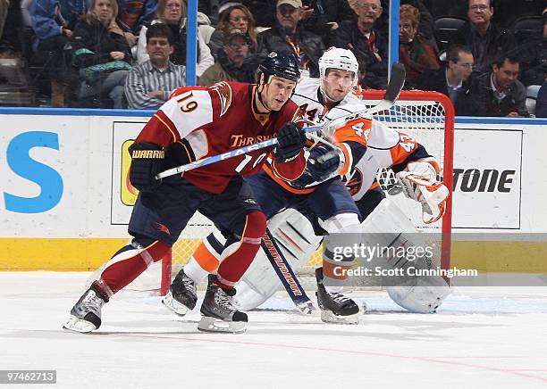 Marty Reasoner of the Atlanta Thrashers battles for position against Freddy Meyer of the New York Islanders at Philips Arena on March 4, 2010 in...