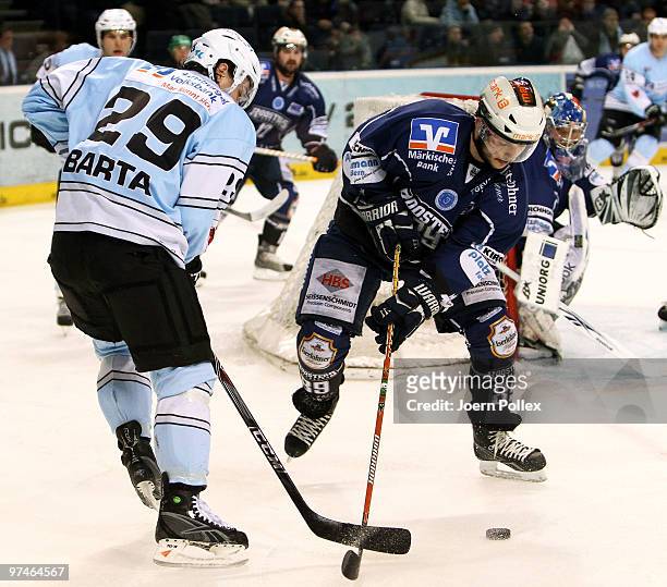 Alexander Barta of Hamburg challenges Steven Rupprich of Iserlohn during the DEL match between Hamburg Freezers and Iserlohn Roosters at the Color...