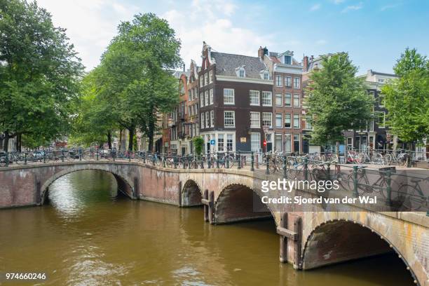 springtime view in amsterdam with the famous canals - sjoerd van der wal or sjocar 個照片及圖片檔