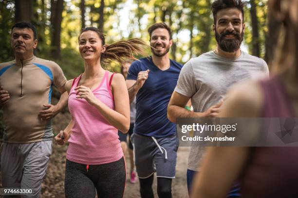 grupp av glad idrottare ett maratonlopp genom skogen. - halvmaraton bildbanksfoton och bilder