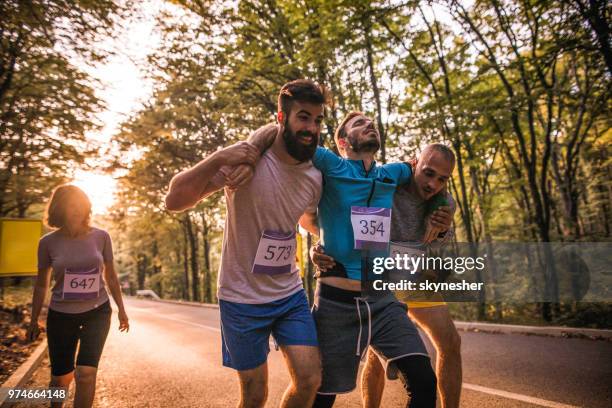 aspetta, ti aiuteremo! - maratona foto e immagini stock